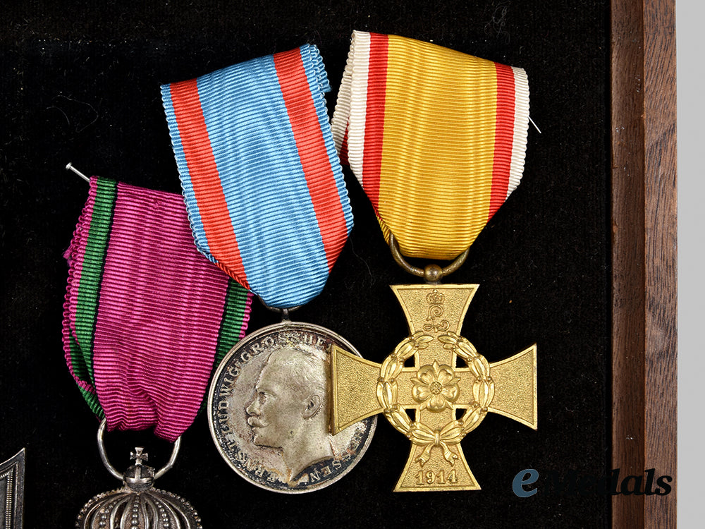 germany,_imperial._a_unique_manfred_von_richthofen_award_display,_with_authentic_and_exhibition_decorations__a_i1_0147