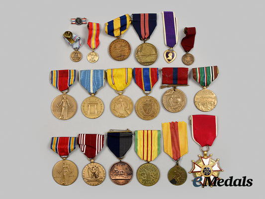 united_states._a_lot_of_service_medals&_decorations__a_i1_0308
