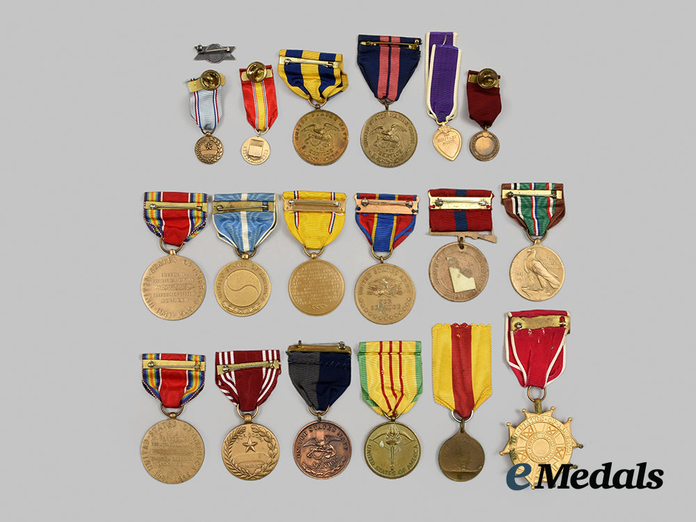 united_states._a_lot_of_service_medals&_decorations__a_i1_0309