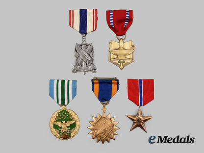 united_states._a_lot_of_medals&_decorations__a_i1_0335