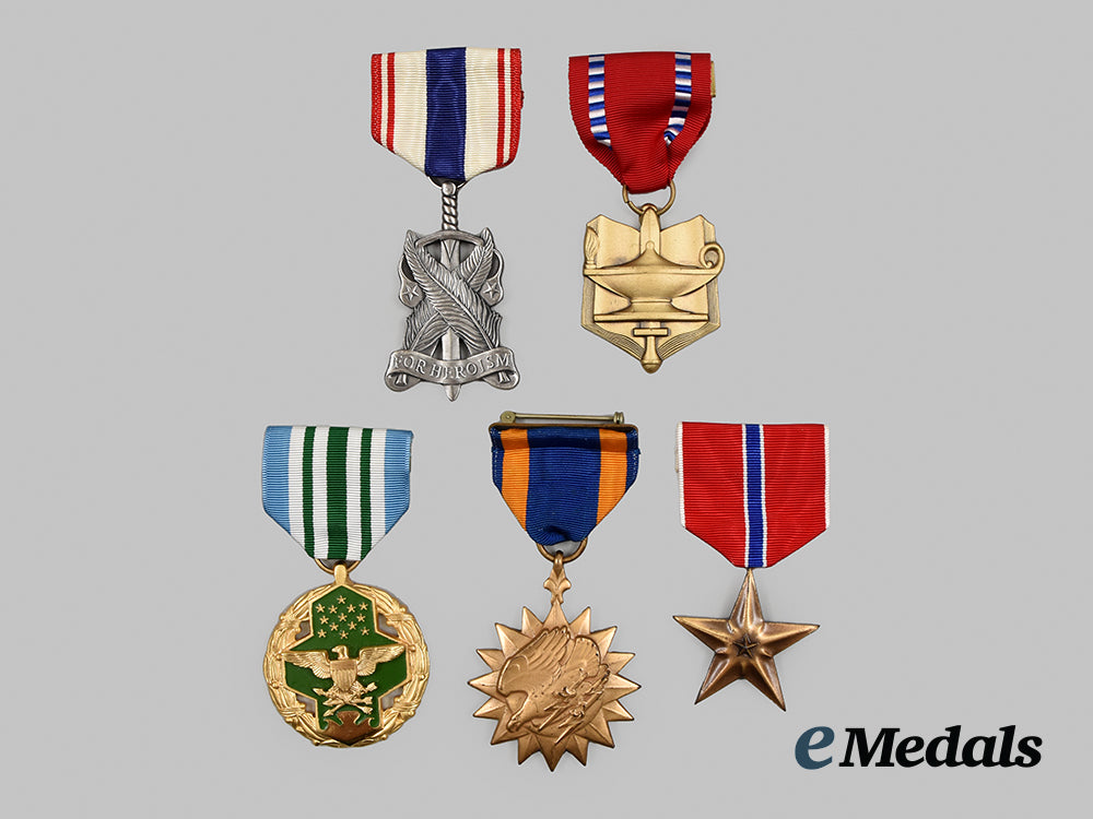 united_states._a_lot_of_medals&_decorations__a_i1_0335