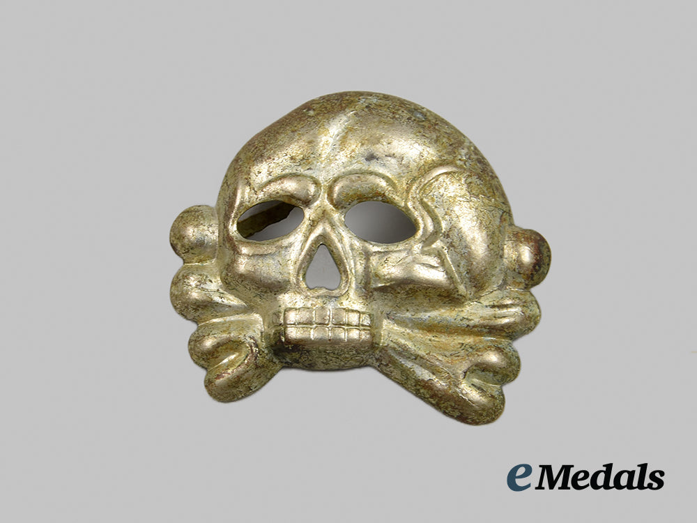 germany,_third_reich._a_waffen-_s_s_totenkopf_visor_cap_insignia-_type_i__a_i1_0399