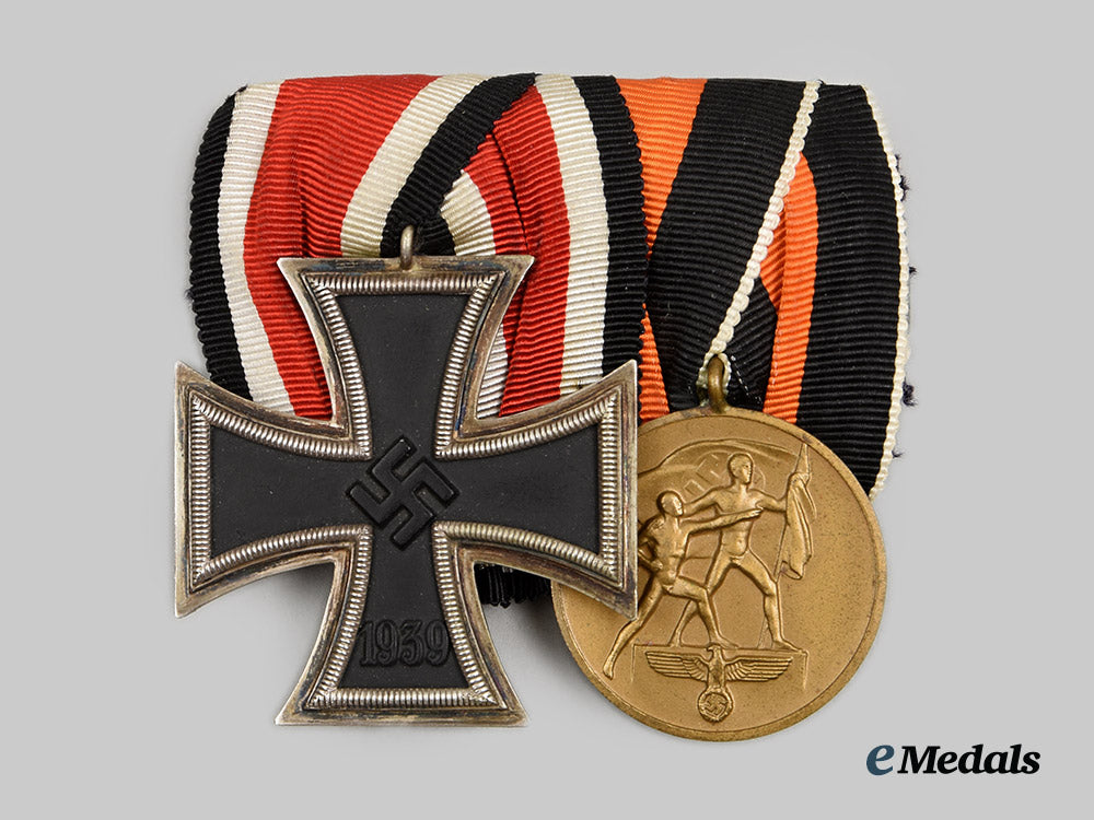 germany,_third_reich._a_parade-_mounted_medal_bar_for_second_world_war_service__a_i1_0668