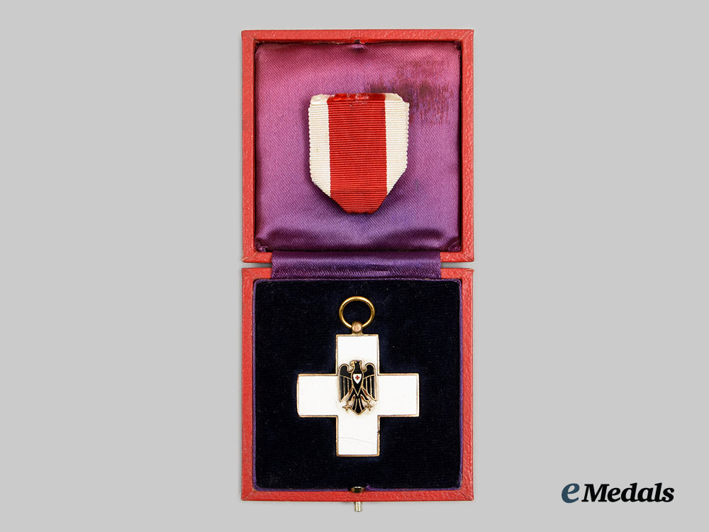 germany,_third_reich._a_cased_honour_cross_of_the_german_red_cross,_i_i_i_class,_type_i_i__a_i1_0672