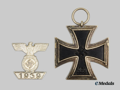 germany,_third_reich._a_grouping_of_an_iron_cross1939_second_class_and_a1939_clasp_to_the_iron_cross_i._class__a_i1_0697