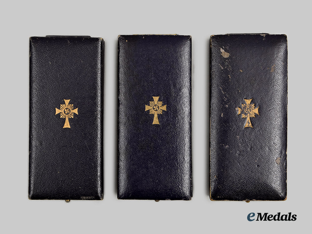 germany,_third_reich._a_lot_of_three_cased_gold_grade_honour_crosses_of_the_german_mother;_different_makers__a_i1_0715