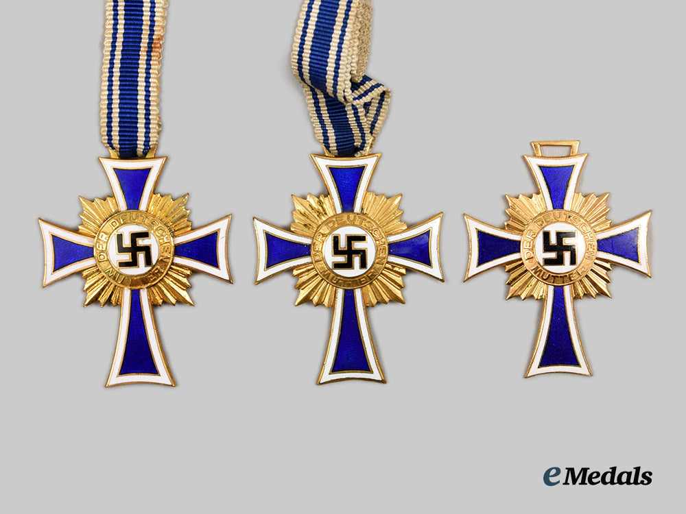 germany,_third_reich._a_lot_of_three_cased_gold_grade_honour_crosses_of_the_german_mother;_different_makers__a_i1_0717