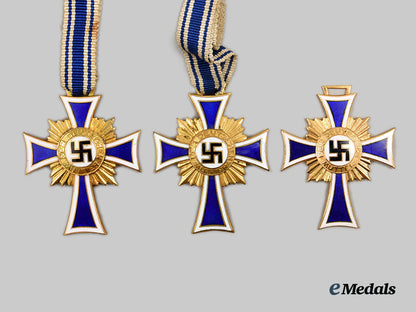 germany,_third_reich._a_lot_of_three_cased_gold_grade_honour_crosses_of_the_german_mother;_different_makers__a_i1_0717