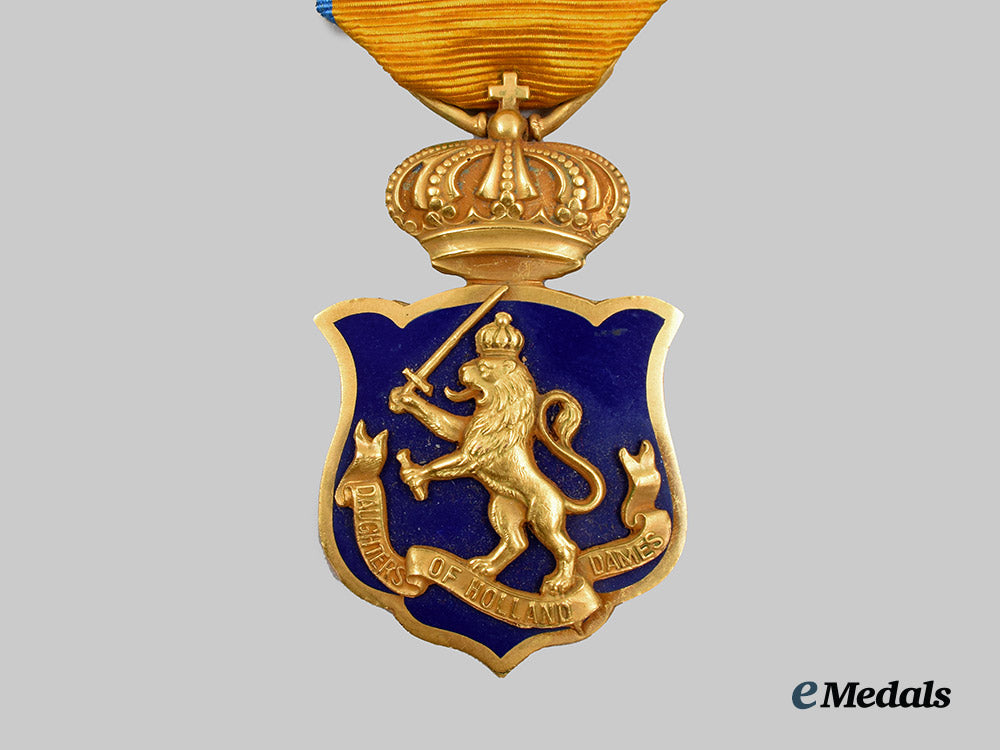 united_states._an_american_society_of_the_daughters_of_holland_dames_insignia_badge_in_gold__a_i1_0905