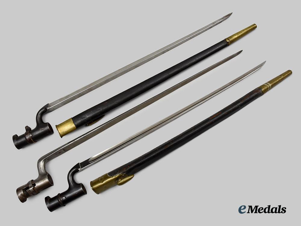 united_kingdom._a_lot_of_three_pattern1853_enfield_socket_bayonets__a_i1_1995