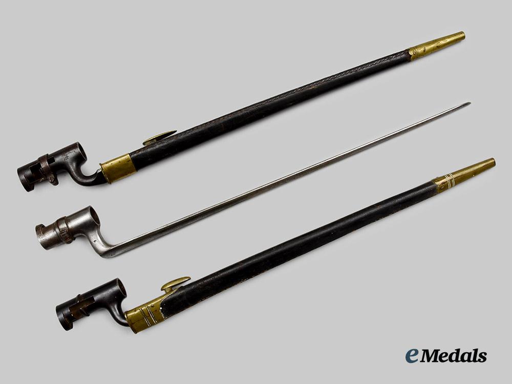 united_kingdom._a_lot_of_three_pattern1853_enfield_socket_bayonets__a_i1_1996