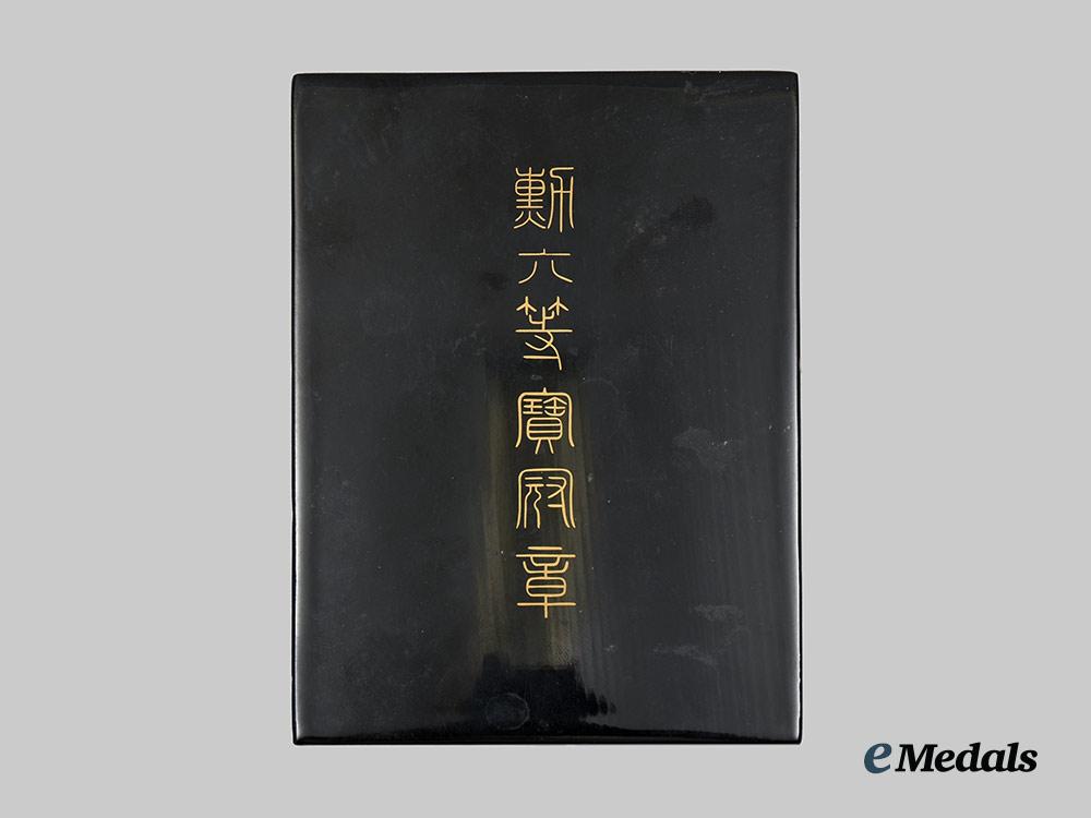 japan,_empire._an_order_of_the_sacred_crown,_sixth_class_medal_with_case,_c.1900__a_i1_4455