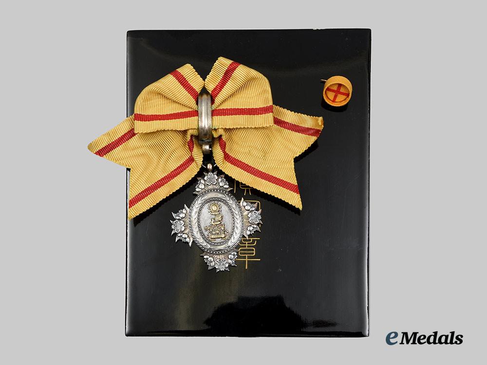 japan,_empire._an_order_of_the_sacred_crown,_v_i_i_class_in_case__a_i1_4498