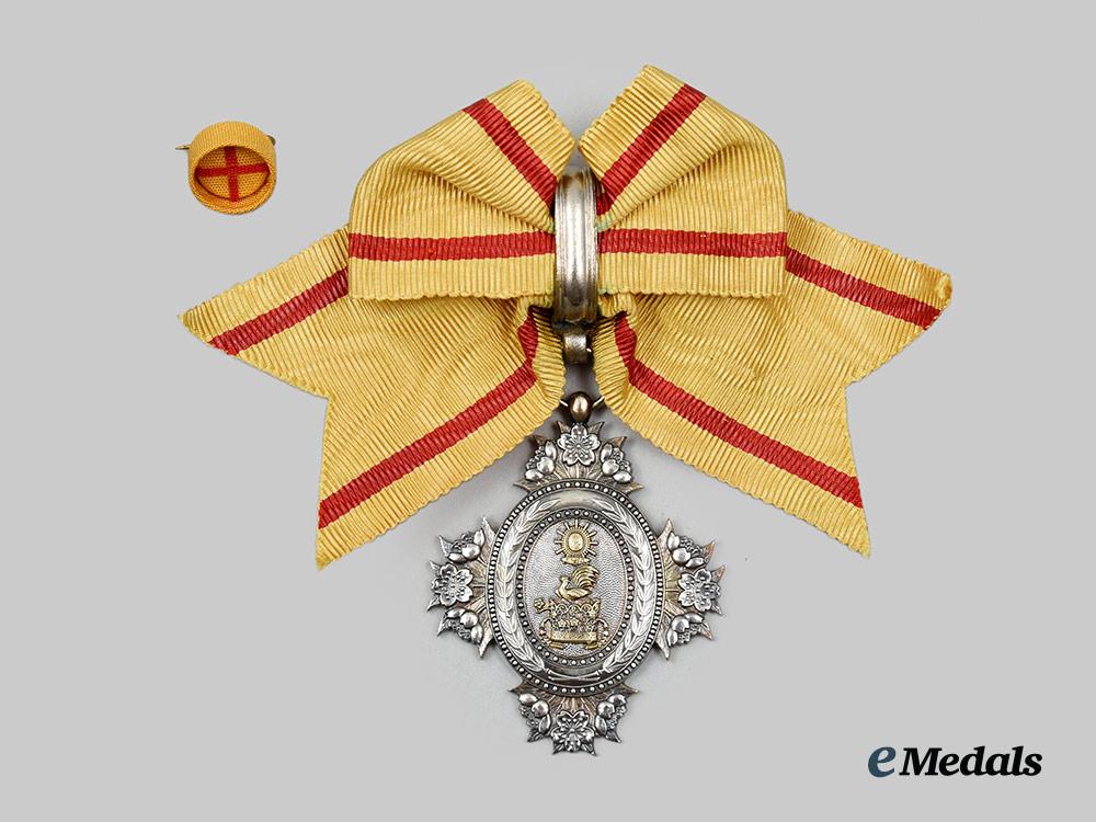 japan,_empire._an_order_of_the_sacred_crown,_v_i_i_class_in_case__a_i1_4500