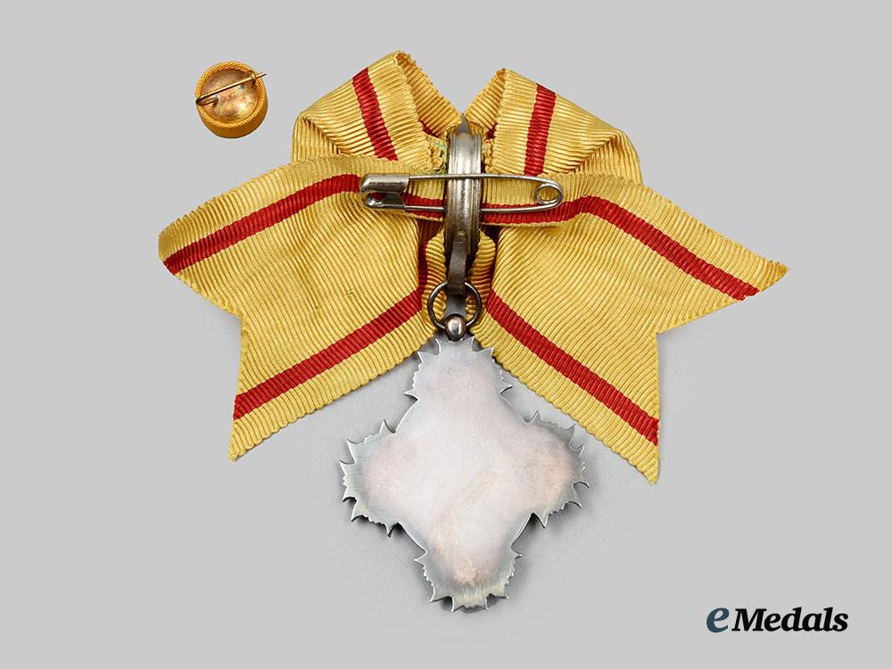 japan,_empire._an_order_of_the_sacred_crown,_v_i_i_class_in_case__a_i1_4502