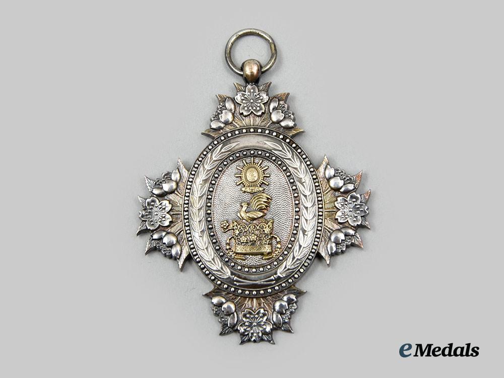 japan,_empire._an_order_of_the_sacred_crown,_v_i_i_class_in_case__a_i1_4503
