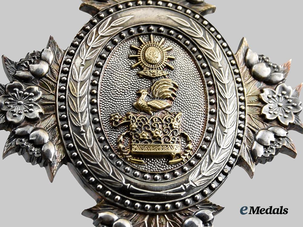 japan,_empire._an_order_of_the_sacred_crown,_v_i_i_class_in_case__a_i1_4506