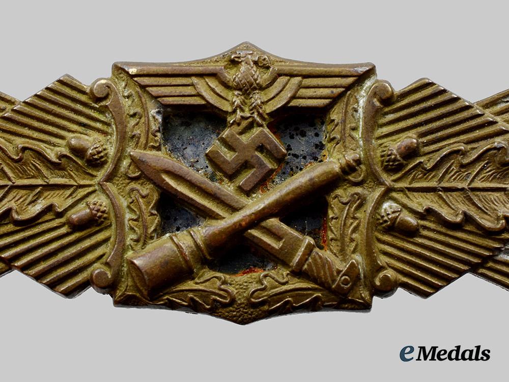 germany,_wehrmacht._a_close_combat_clasp,_bronze_grade,_by_arbeitsgemeinschaft_metall_und_kunststoff__a_i1_4858