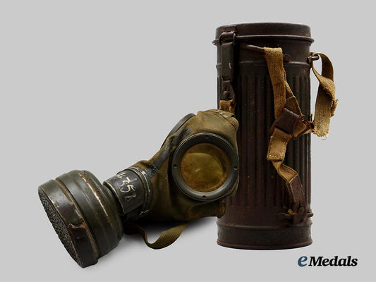 germany,_wehrmacht._a1940_gas_mask,_with_case,_owner-_attributed_example__a_i1_5599---_copy