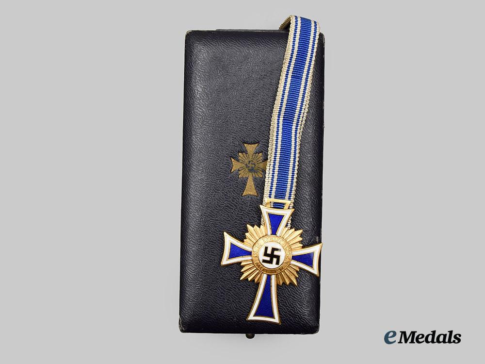 germany,_third_reich._an_honour_cross_of_the_german_mother,_gold_grade_with_case,_by_liefergemeinschaft_pforzheimer_innungen__a_i1_6188