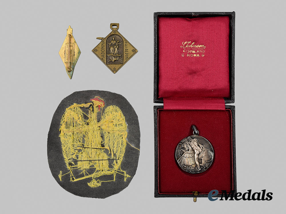 italy,_kingdom._a_lot_of_four_medals_and_insignia__a_i1_9167