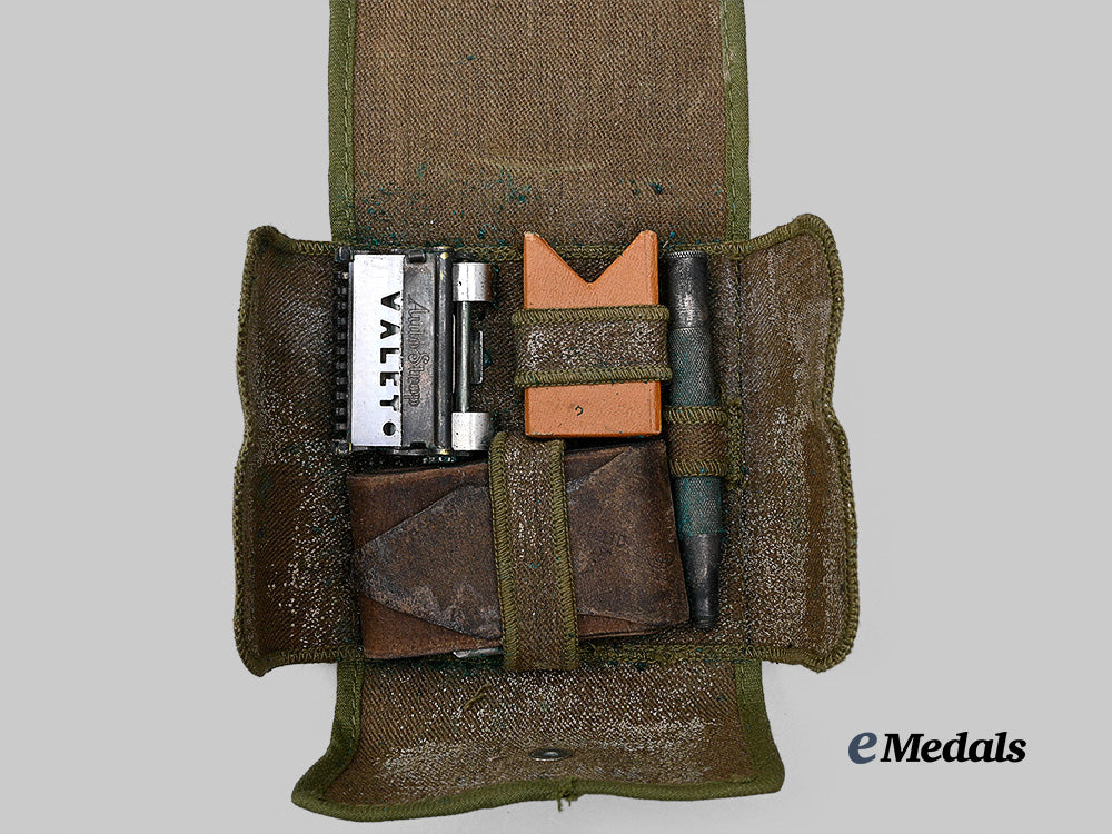 canada,_c_e_f._a_military_issue_autostrop_shaving_kit,_c.1916_e_medals__c7629_5