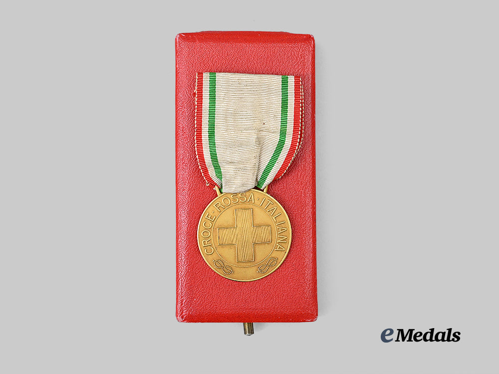 italy,_kingdom._an_extremely_rare_red_cross_merit_medal,_in_gold_e_medals__e_u15584_4