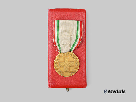 italy,_kingdom._an_extremely_rare_red_cross_merit_medal,_in_gold_e_medals__e_u15584_4