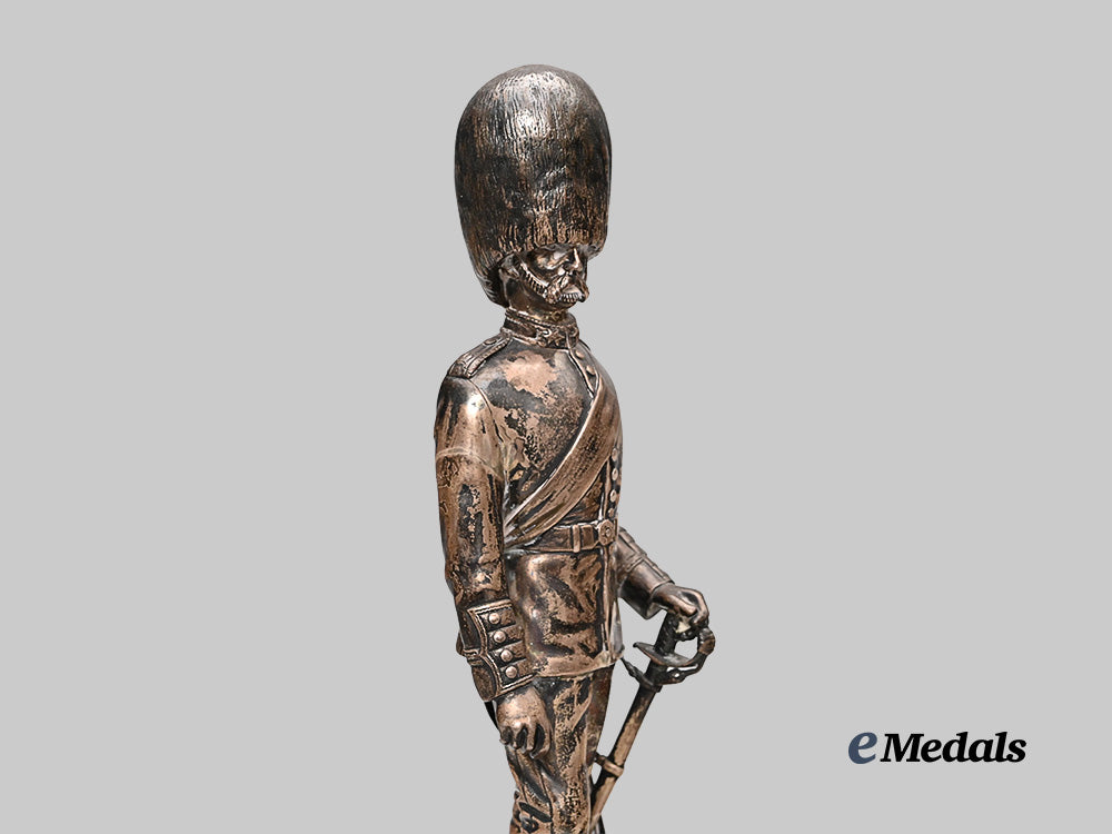 canada._a_governor_general’s_foot_guards_soldier_statue_e_medals__m0473-57_6