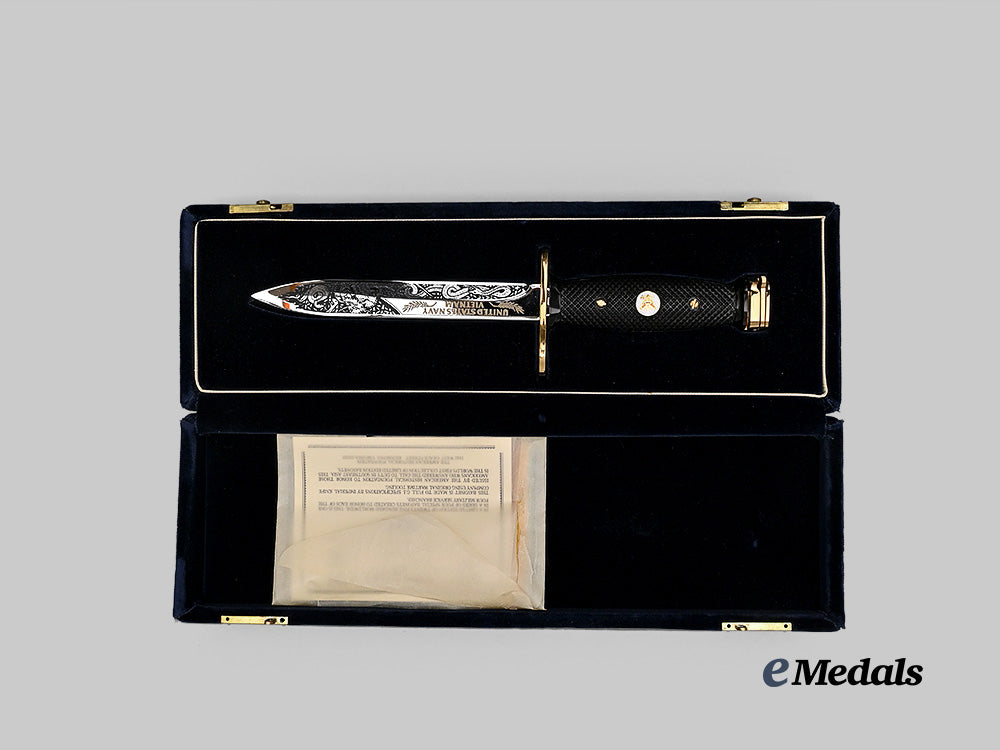 united_states._a_u._s_navy_vietnam_commemorative_bayonet_of_honour,_in_case_e_medals__w8472_3