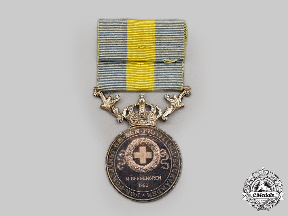 sweden,_kingdom._a_red_cross_merit_medal_for_voluntary_health_care_for_men,_i_i_class_silver_grade__e_u199702