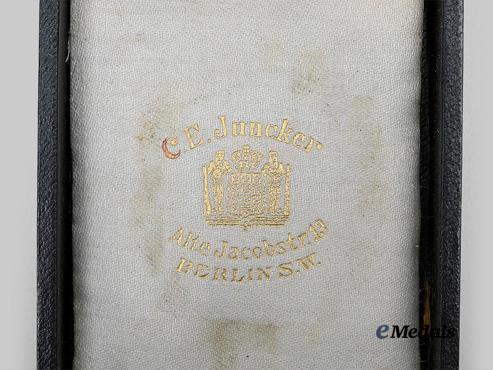 germany,_imperial._a_pilot’s_badge,_type3,_with_maker-_matched_case_by_c._e._juncker_e_medals__g62753_4