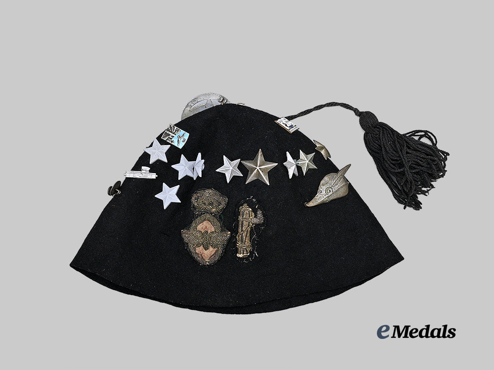 italy,_fascist_state._a_youth_g_i_l_fez_with_badges_and_pins_e_medals__e_u24899_4