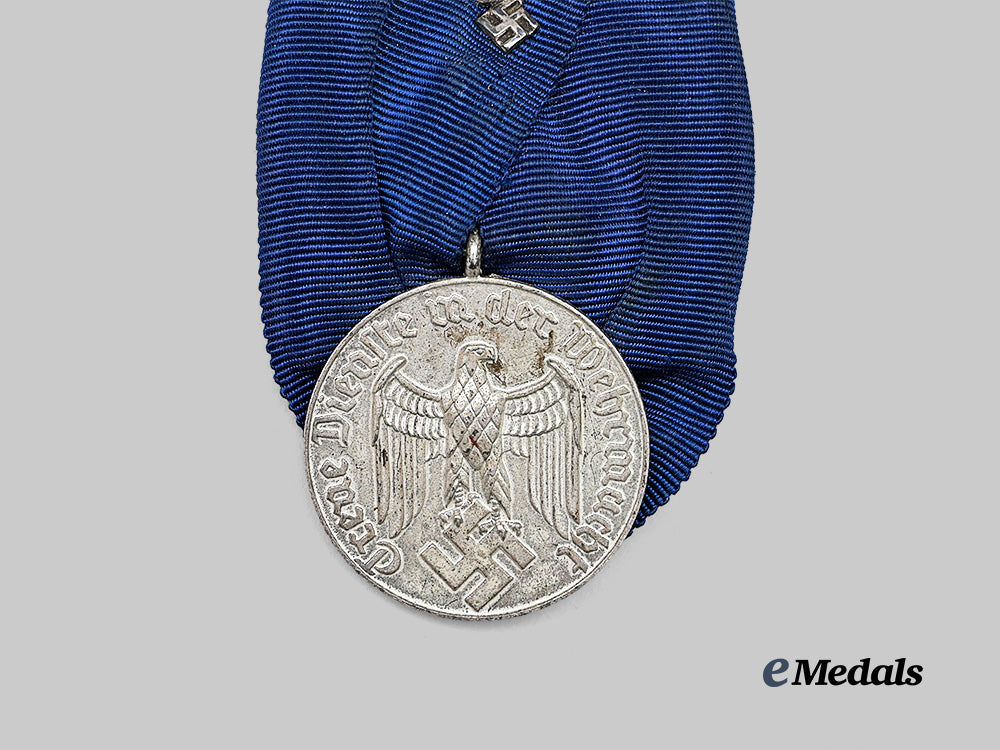 germany,_third_reich._a_parade_mounted_luftwaffe_i_v_class_long_service_award_for4_years’_service_e_medals__g61767_3