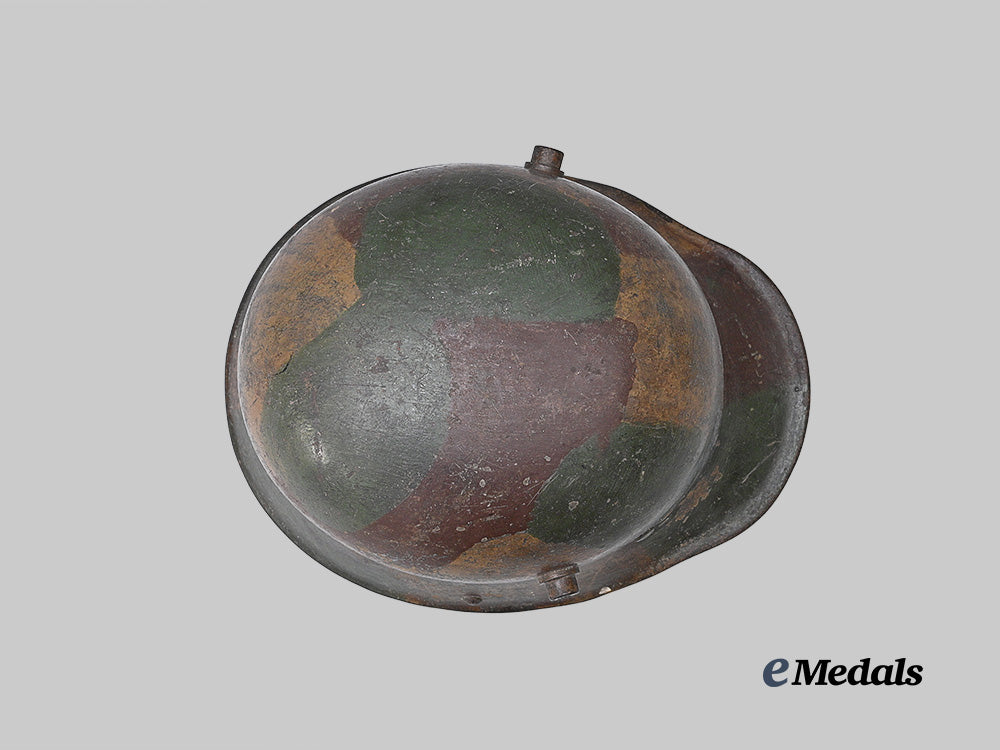 germany,_imperial._a_heer_camouflage_m16_stahlhelm,_by_f._c._bellinger_e_medals__w8654_11
