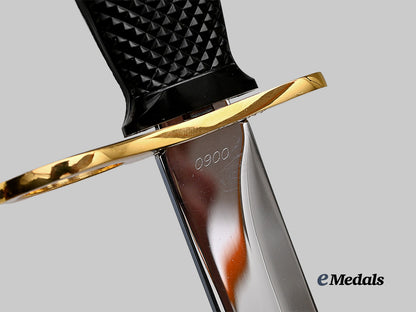 united_states._a_u._s_army_vietnam_commemorative_bayonet_of_honour,_in_case_e_medals__w8470_14