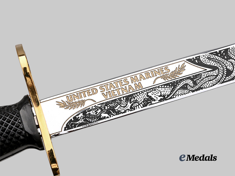 united_states._a_u._s_marines_vietnam_commemorative_bayonet_of_honour,_in_case_e_medals__w8471_12