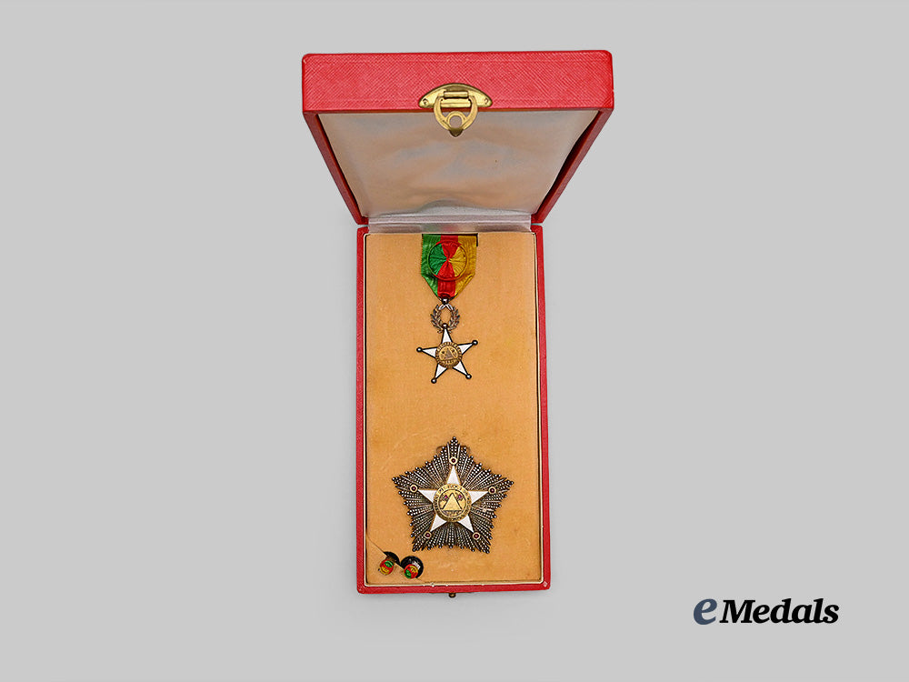 cameroon,_republic._an_order_of_valour,_i_i_class_set,_by_arthus_bertrand,_in_case_e_medals__w8467_3