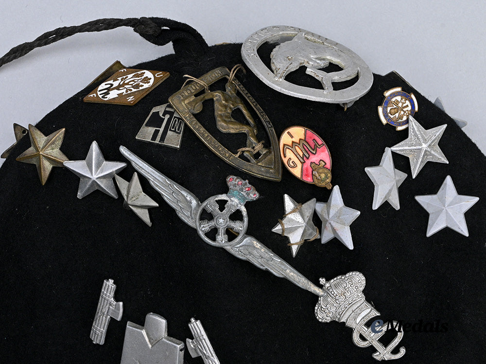 italy,_fascist_state._a_youth_g_i_l_fez_with_badges_and_pins_e_medals__e_u24899_3