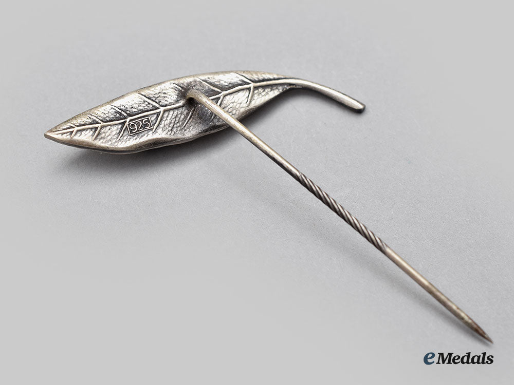 germany,_third_reich._a_cased_patriotic_laurel_leaf_stick_pin__l22__m_n_c4090_142