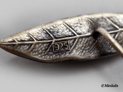 germany,_third_reich._a_cased_patriotic_laurel_leaf_stick_pin__l22__m_n_c4094_143