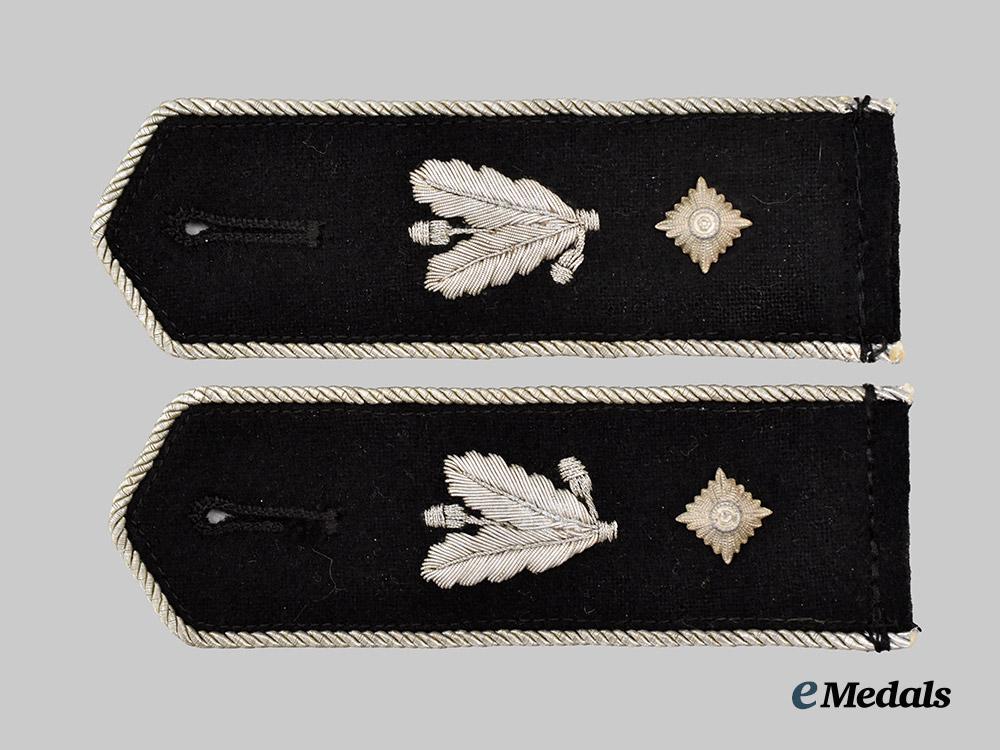 germany,_h_j._a_set_of_hauptbannführer_shoulder_boards___m_n_c0007