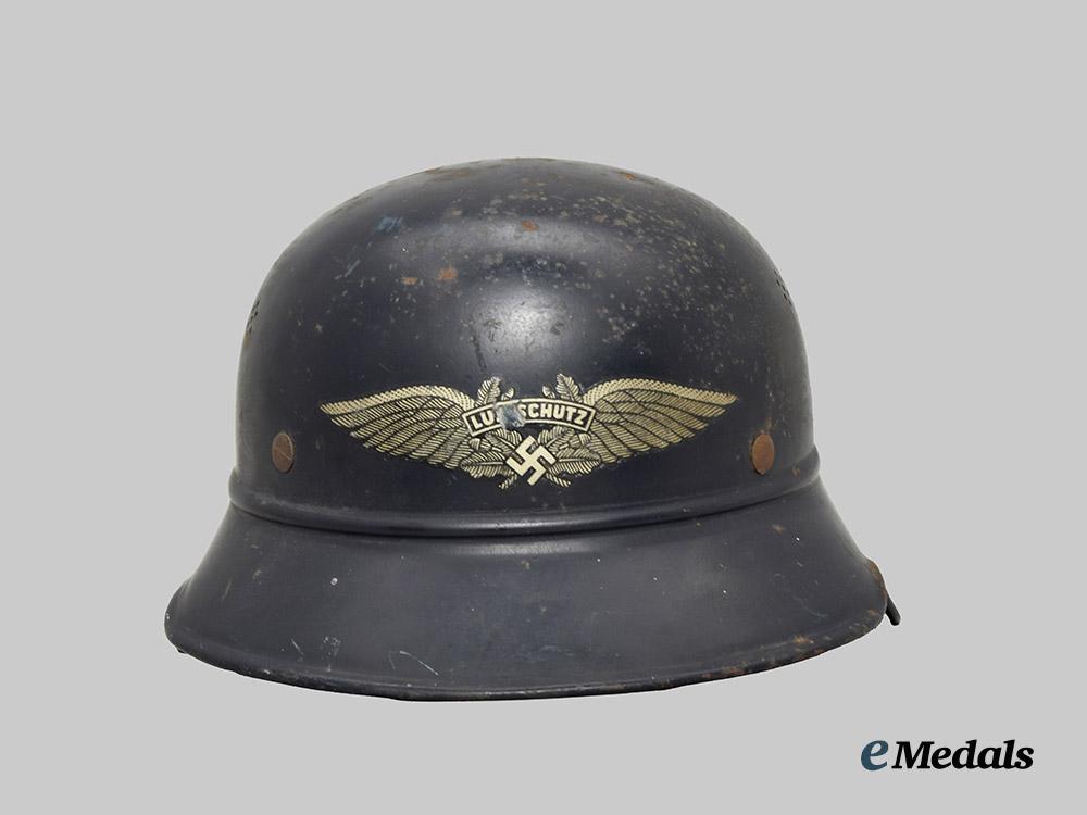 germany,_third_reich._a_luftschutz_gladiator_helmet,_owner-_attributed_one-_piece_version,_by_f._w._quist___m_n_c0137