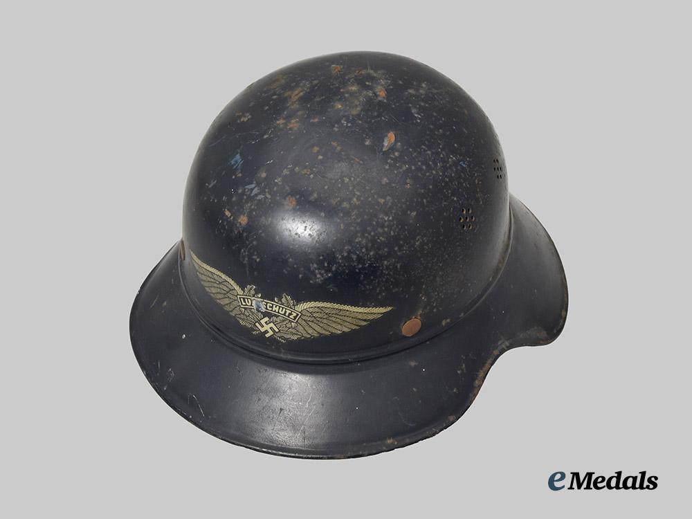 germany,_third_reich._a_luftschutz_gladiator_helmet,_owner-_attributed_one-_piece_version,_by_f._w._quist___m_n_c0139