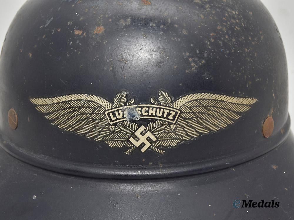 germany,_third_reich._a_luftschutz_gladiator_helmet,_owner-_attributed_one-_piece_version,_by_f._w._quist___m_n_c0140