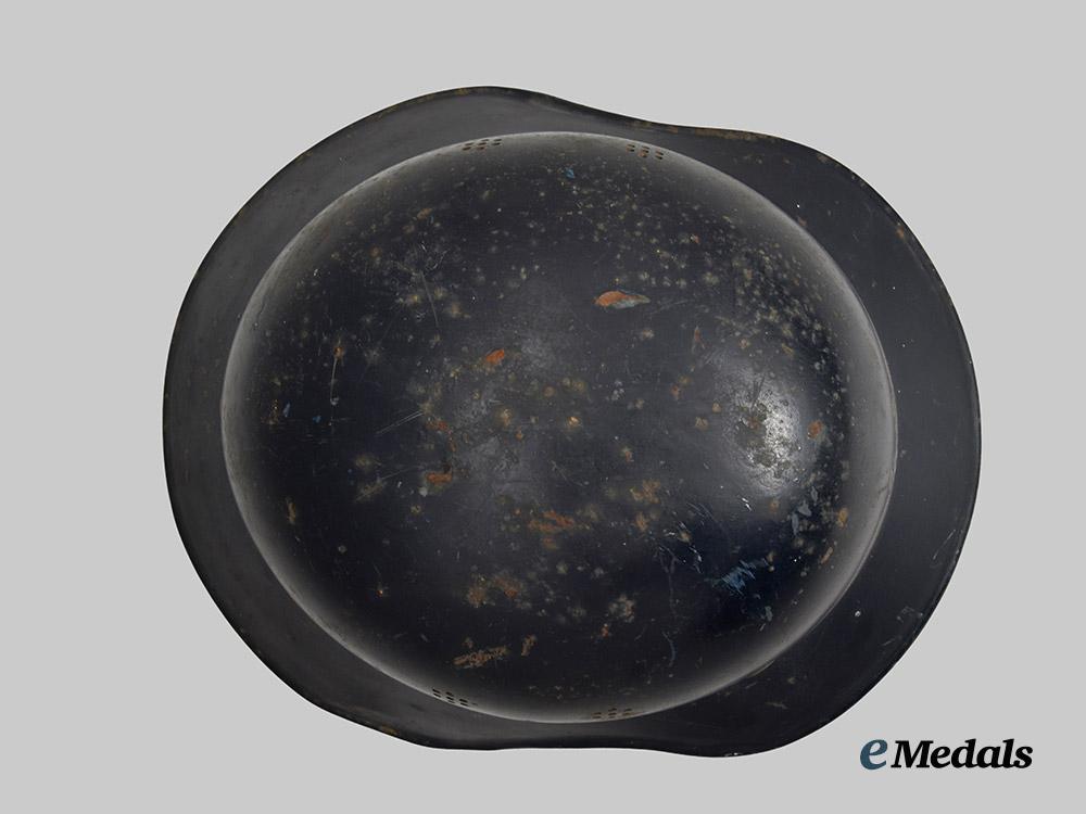 germany,_third_reich._a_luftschutz_gladiator_helmet,_owner-_attributed_one-_piece_version,_by_f._w._quist___m_n_c0141