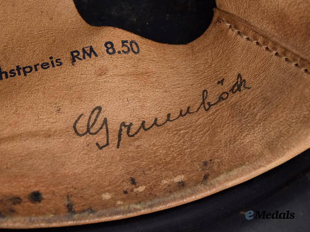 germany,_third_reich._a_luftschutz_gladiator_helmet,_owner-_attributed_one-_piece_version,_by_f._w._quist___m_n_c0143