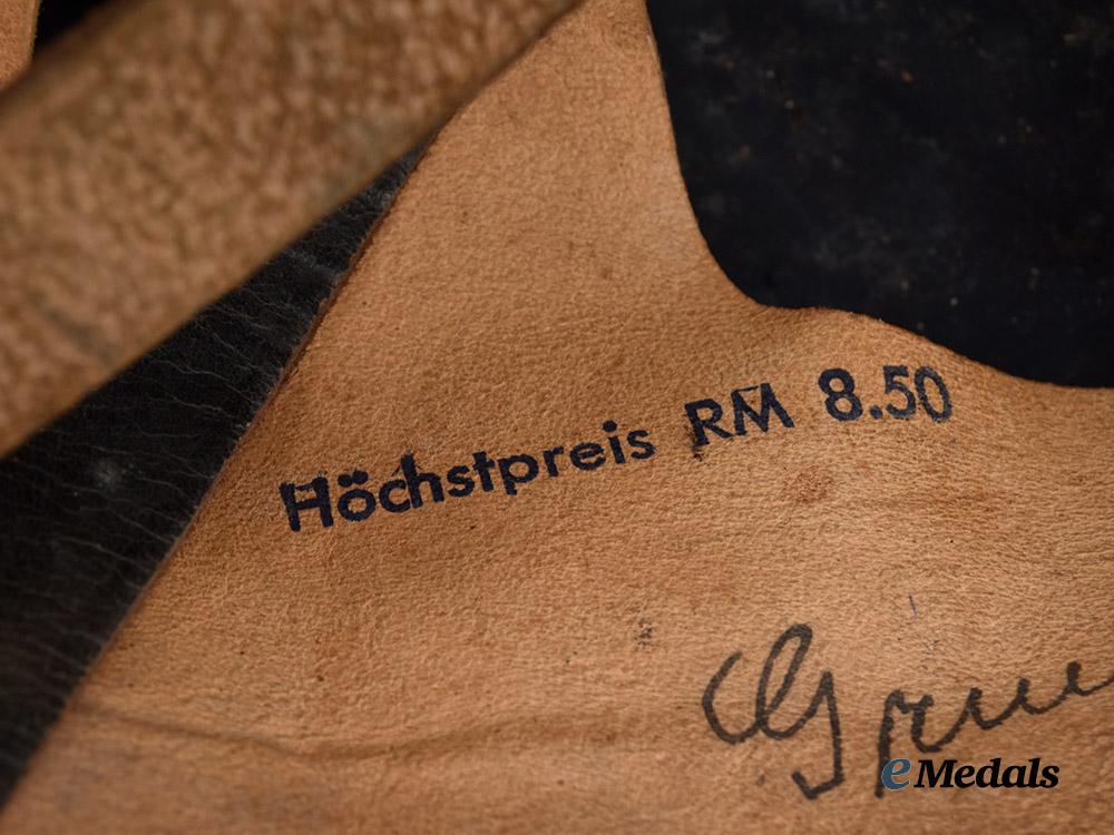 germany,_third_reich._a_luftschutz_gladiator_helmet,_owner-_attributed_one-_piece_version,_by_f._w._quist___m_n_c0144