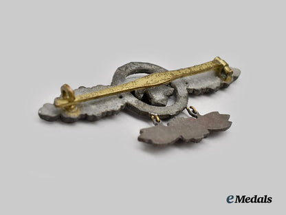 germany,_luftwaffe._a_transport_and_glider_clasp,_gold_grade_with_star_pendant,_by_gustav_brehmer___m_n_c0194