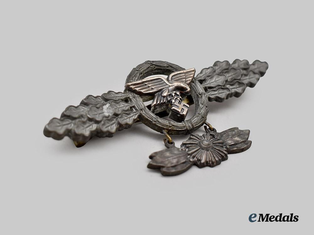germany,_luftwaffe._a_transport_and_glider_clasp,_gold_grade_with_star_pendant,_by_gustav_brehmer___m_n_c0195